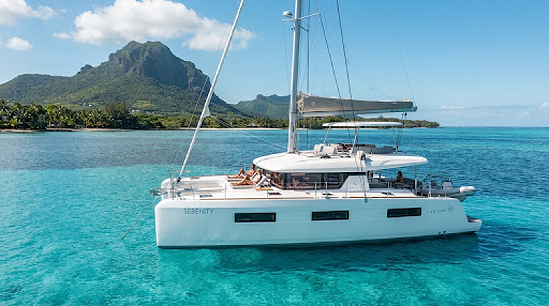 Bateau au mouillage dans un lagon turquoise à l’île Maurice
