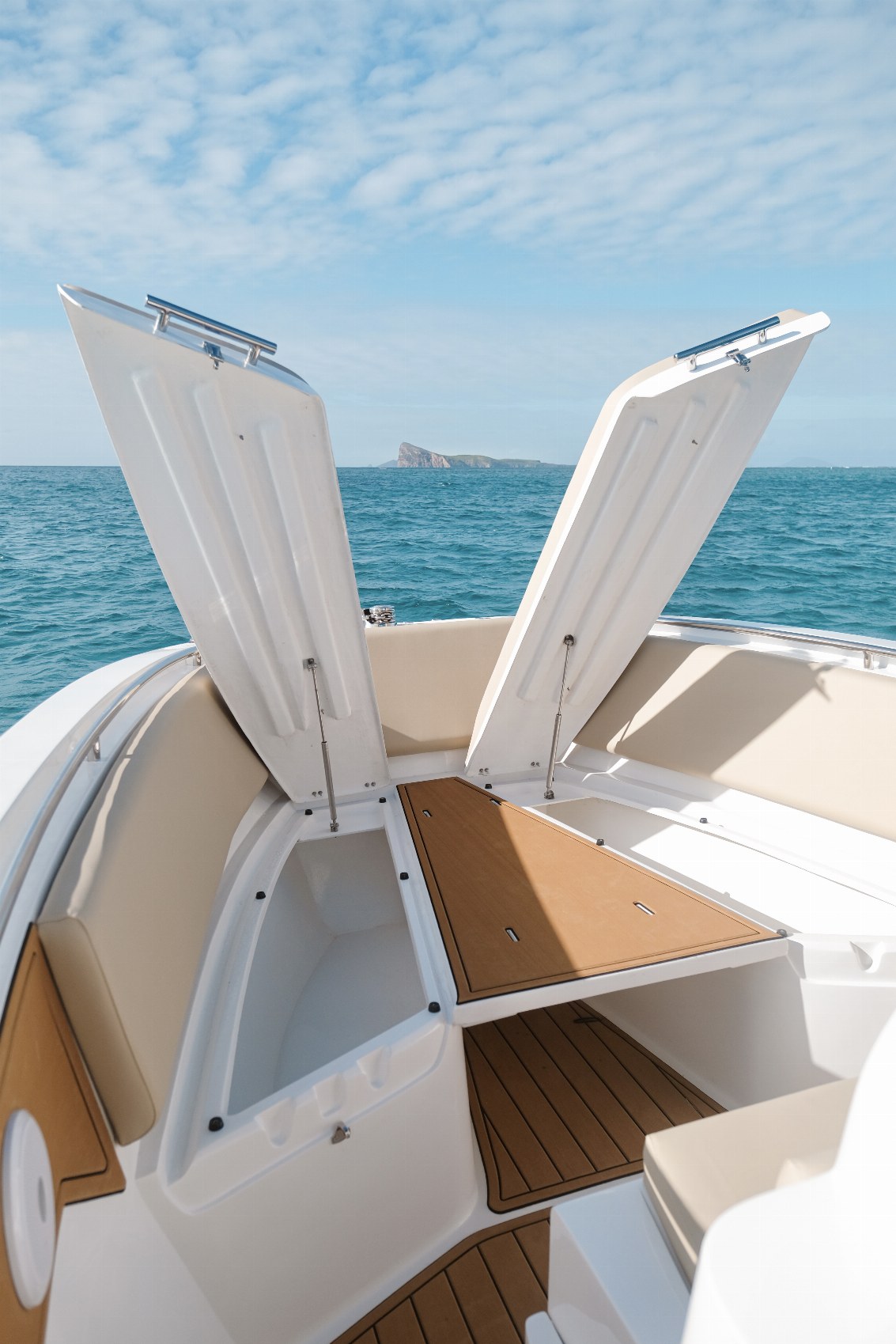 Deck of a boat facing the Mauritian lagoon — buying guide