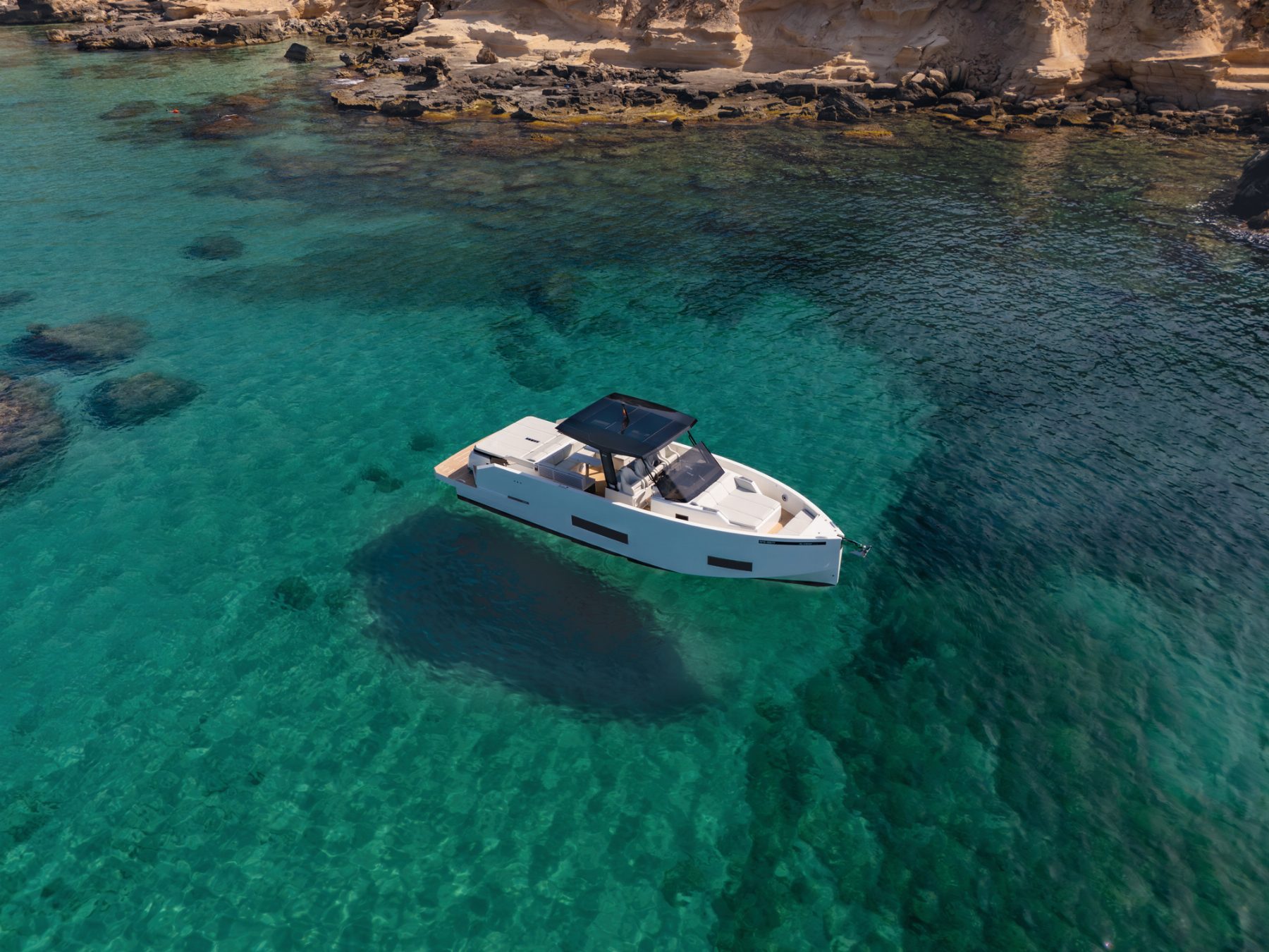 Pont extérieur d’un yacht De Antonio Yachts avec vue sur le lagon mauricien