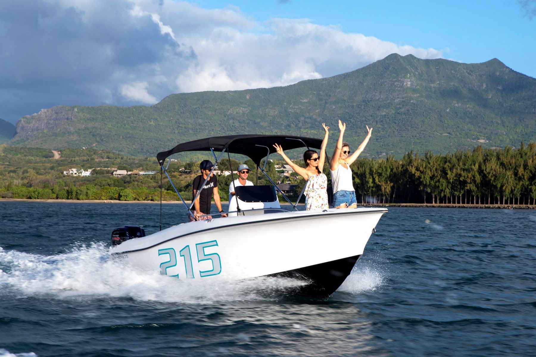 Pont extérieur d’un yacht Northboat avec vue sur le lagon mauricien