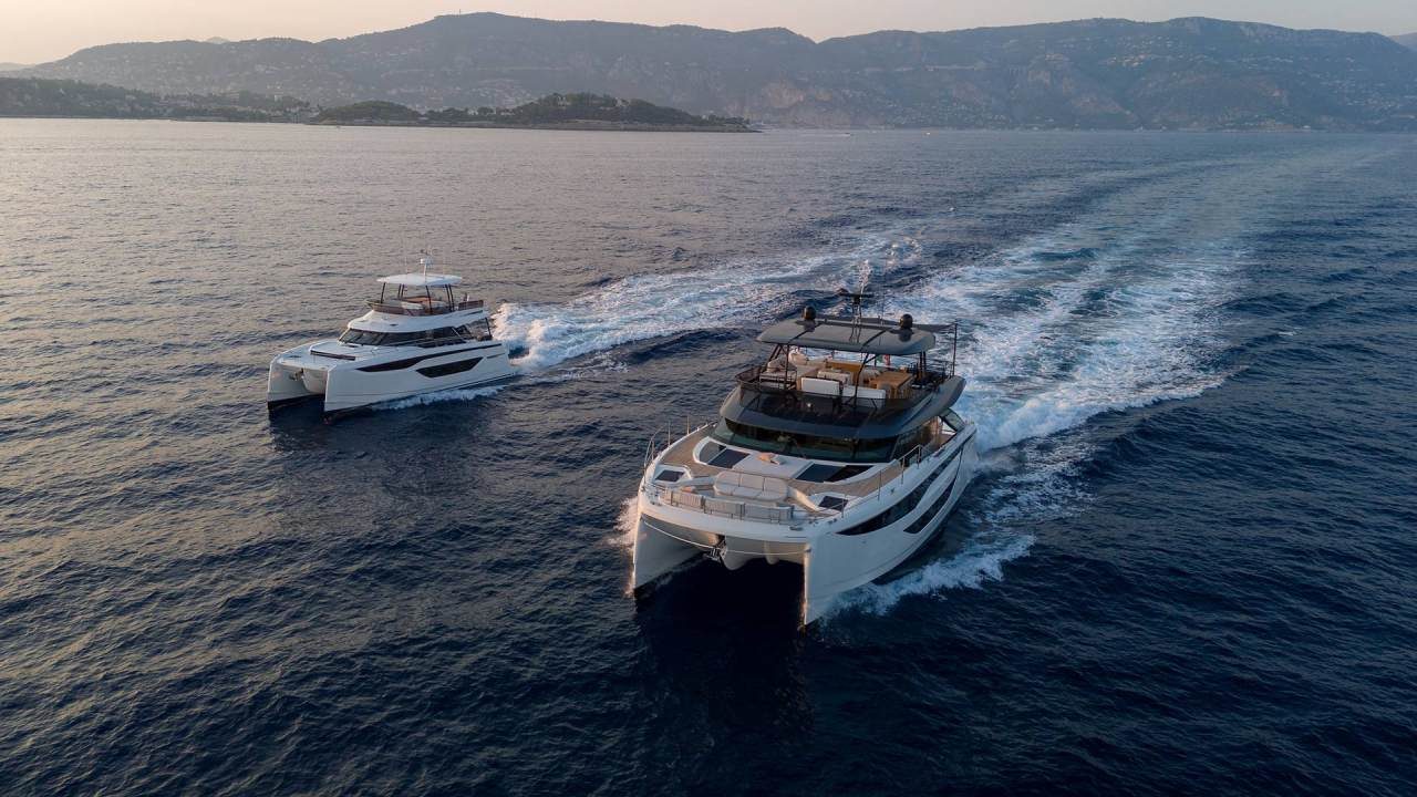 Pont extérieur d’un yacht Prestige avec vue sur le lagon mauricien