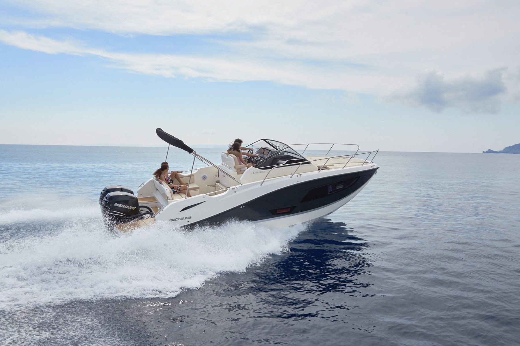 Pont extérieur d’un yacht Quicksilver avec vue sur le lagon mauricien